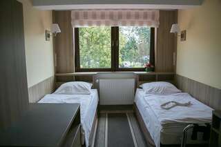 Отель Hotel Korona Клодзко Стандартный двухместный номер с 2 отдельными кроватями-2
